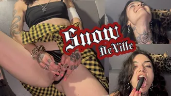 Goth Girl Public Toilet Pussy Play